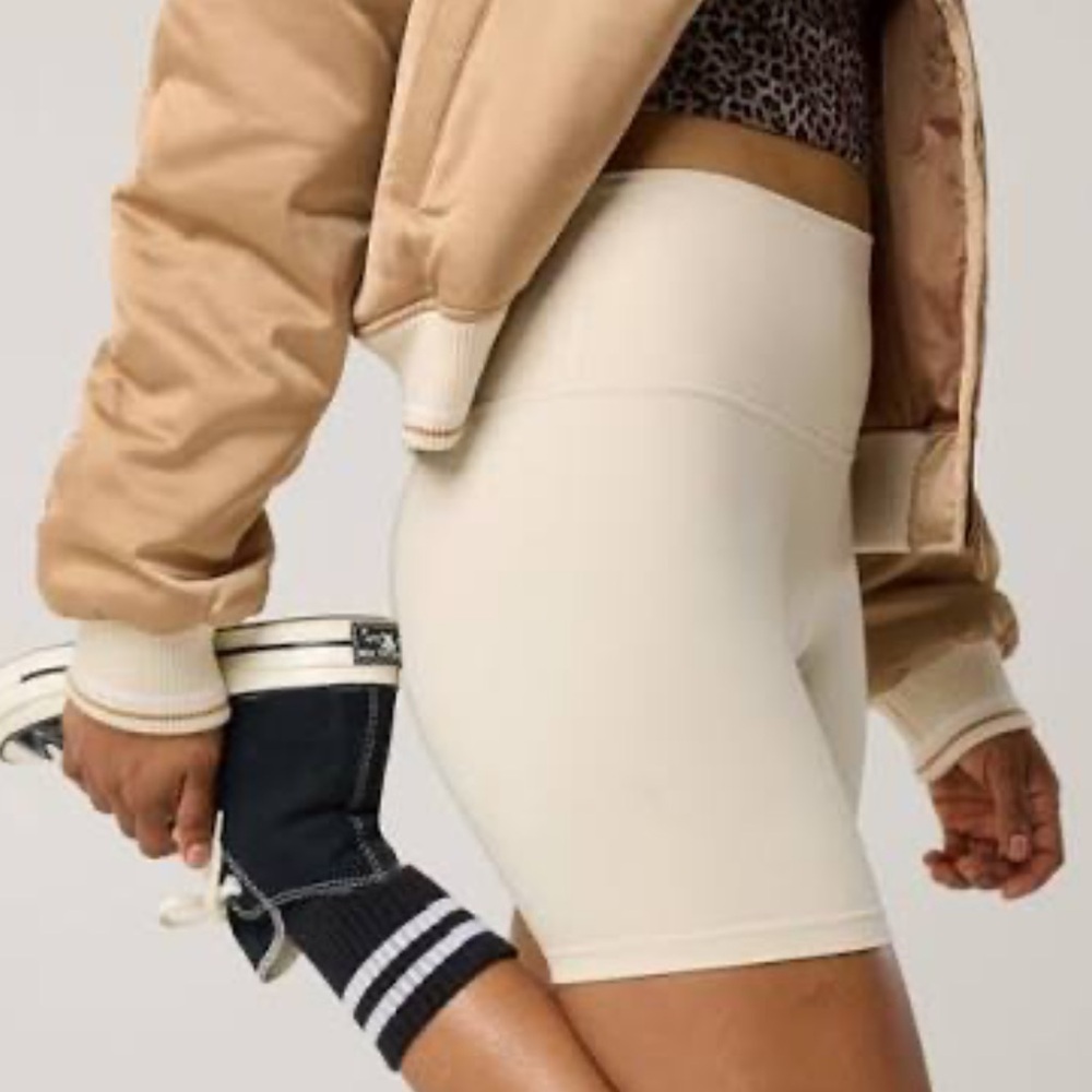 OFFLINE By Aerie The Hugger 5" Bike Short in Cake Batter